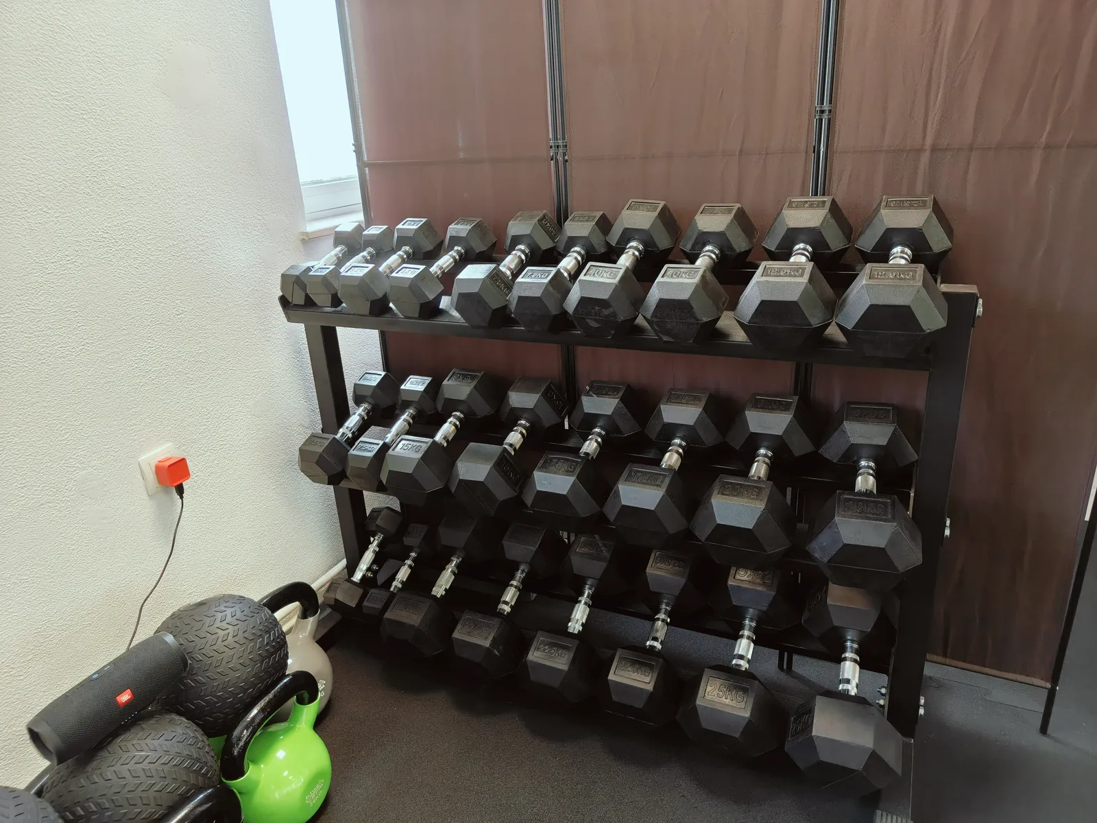 Stojalo z ročkami od 2,5 do 25 kg in kettlebell utežmi