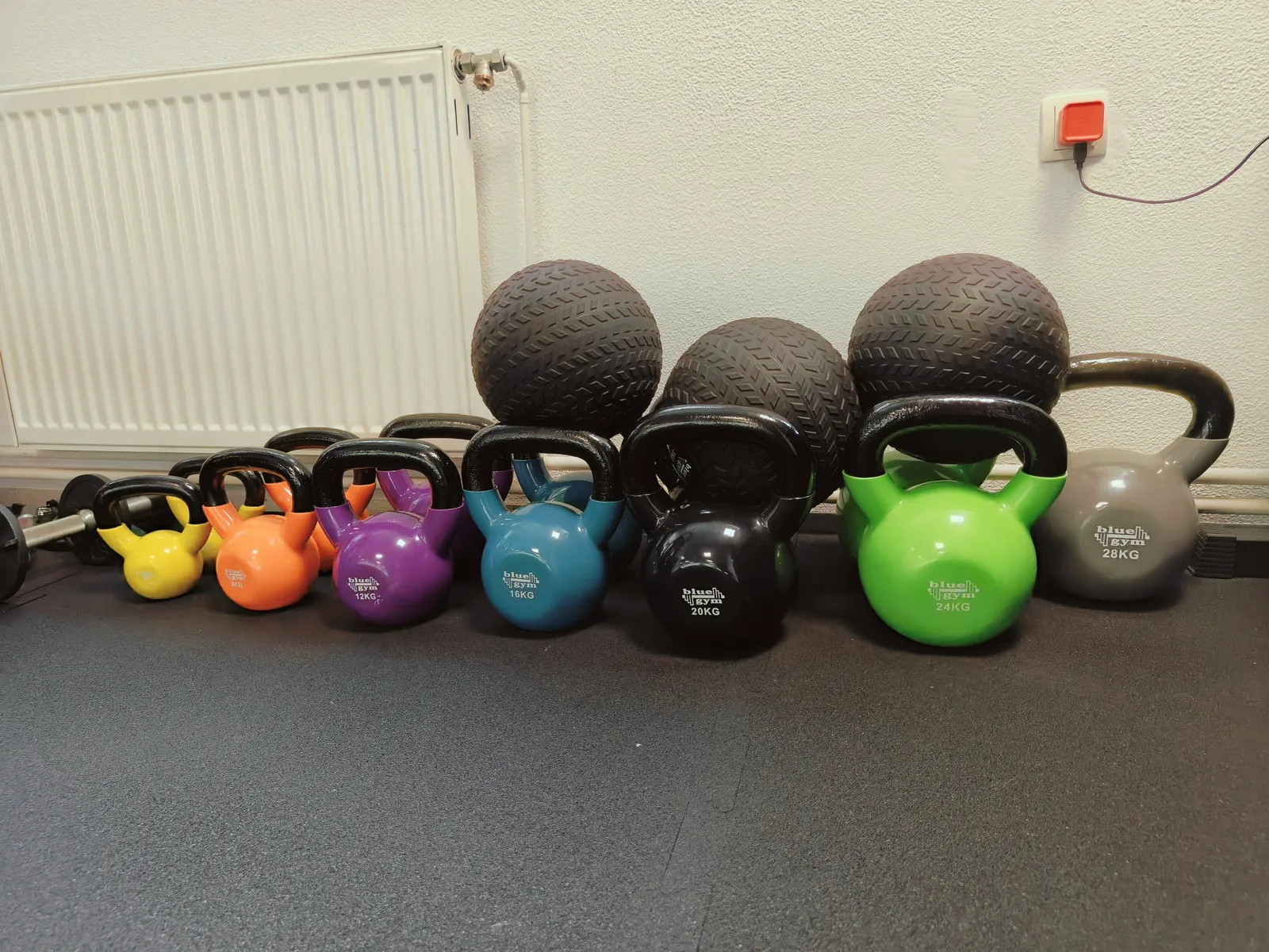 Kettlebell uteži od 8 do 28 kg in slam žoge